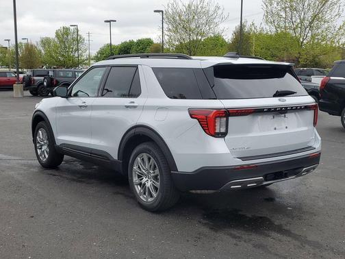 Space White Metallic 2026 Ford Explorer Active