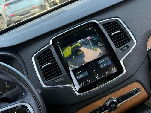 2022 Volvo XC90 T6 Momentum
