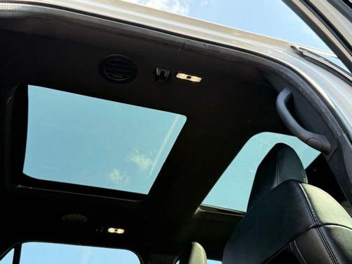 White 2018 Ford Explorer XLT