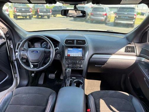 White 2018 Ford Explorer XLT