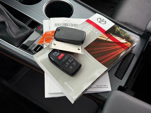 2021 Toyota Sienna XSE 7 Passenger