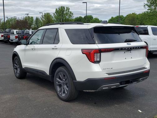 Star White Metallic Tri-Coat 2026 Ford Explorer Active