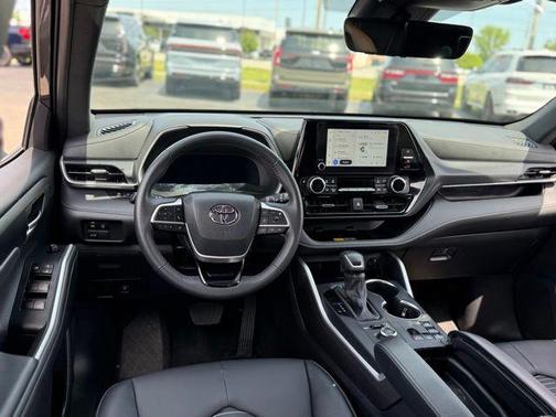 Magnetic Gray Metallic 2025 Toyota Highlander XSE