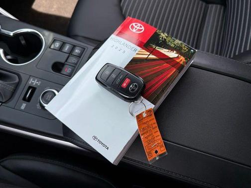 Magnetic Gray Metallic 2025 Toyota Highlander XSE