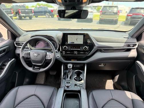 Magnetic Gray Metallic 2025 Toyota Highlander XSE