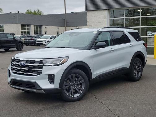 Space White Metallic 2026 Ford Explorer Active