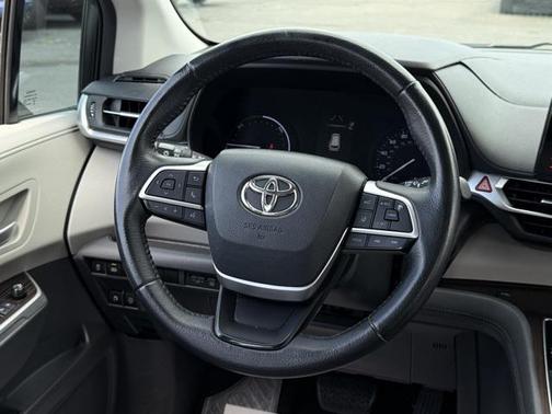 2021 Toyota Sienna XLE 8 Passenger