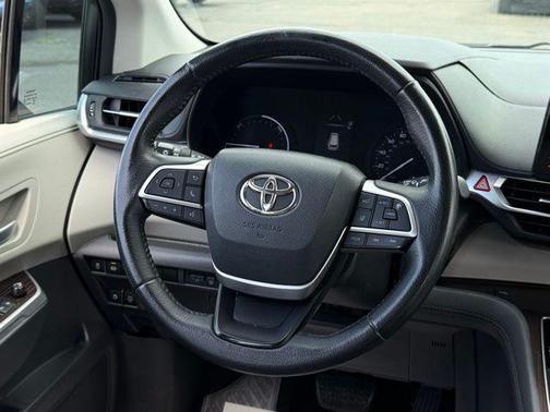 2021 Toyota Sienna XLE 8 Passenger