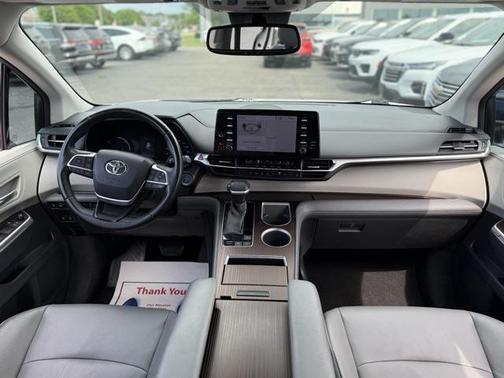 2021 Toyota Sienna XLE 8 Passenger