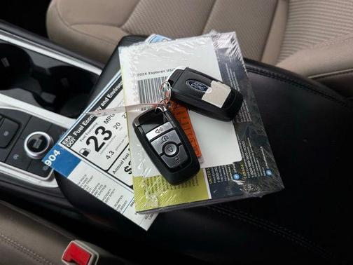 Agate Black Metallic 2024 Ford Explorer XLT