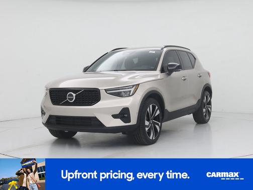 2023 Volvo XC40 B5 Ultimate Dark Theme