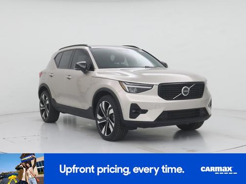 2023 Volvo XC40 B5 Ultimate Dark Theme