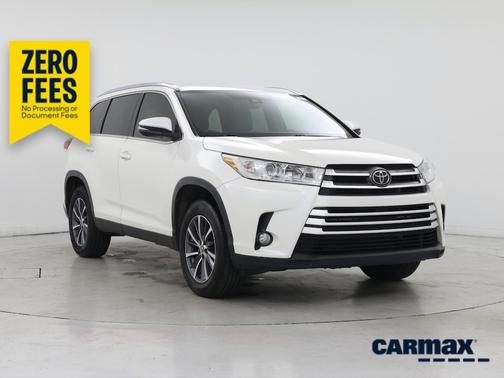 White 2019 Toyota Highlander XLE