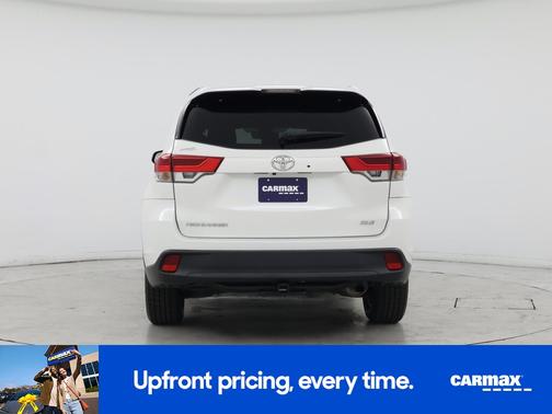 White 2019 Toyota Highlander XLE