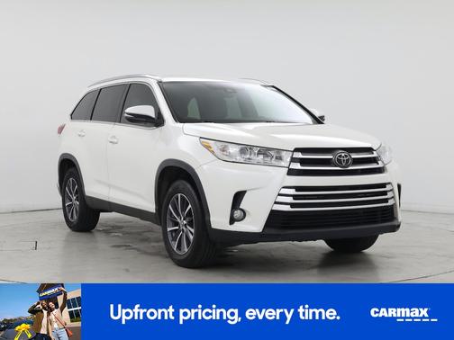 White 2019 Toyota Highlander XLE