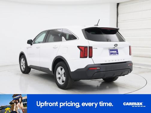 White 2021 Kia Sorento LX