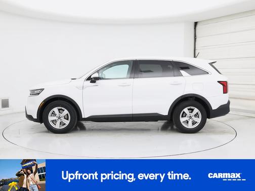 White 2021 Kia Sorento LX
