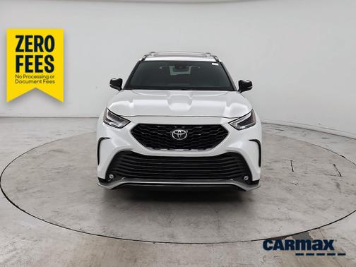 White 2024 Toyota Highlander XSE