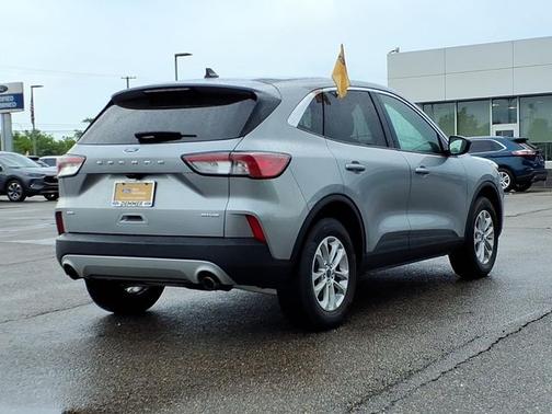 ICONIC SILVER 2022 Ford Escape SE