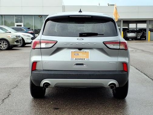 ICONIC SILVER 2022 Ford Escape SE