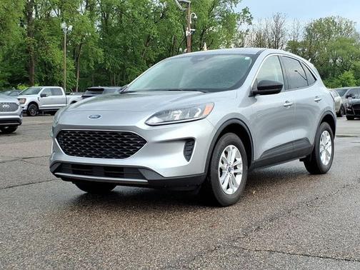 ICONIC SILVER 2022 Ford Escape SE
