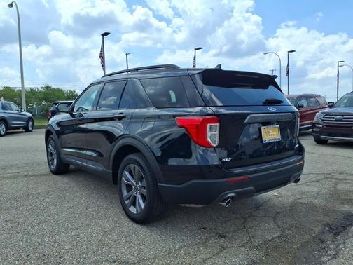 AGATE BLACK METALLIC 2024 Ford Explorer XLT