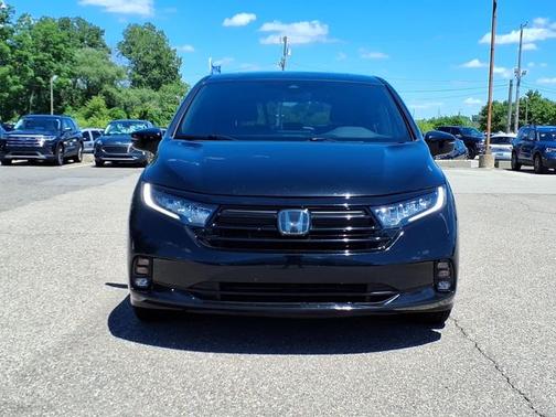 Crystal Black Pearl 2024 Honda Odyssey SPORT