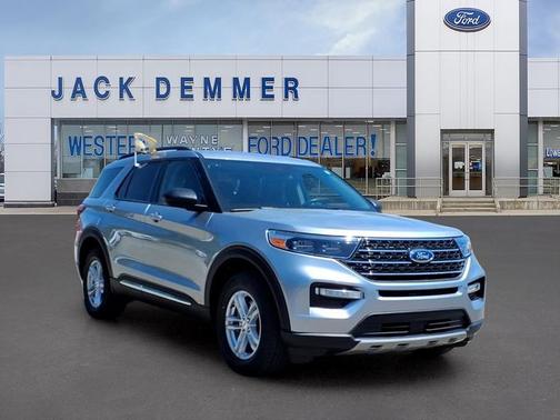 ICONIC SILVER METALLIC 2023 Ford Explorer XLT