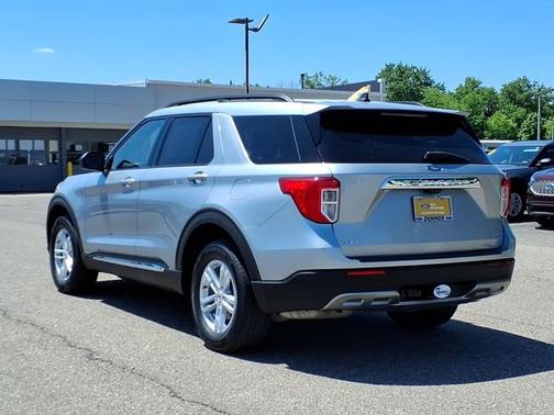 ICONIC SILVER METALLIC 2023 Ford Explorer XLT