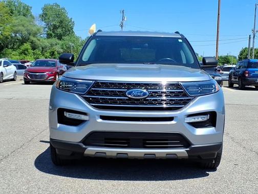 ICONIC SILVER METALLIC 2023 Ford Explorer XLT