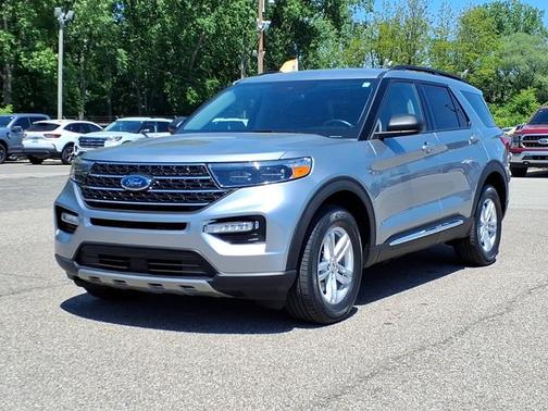 ICONIC SILVER METALLIC 2023 Ford Explorer XLT