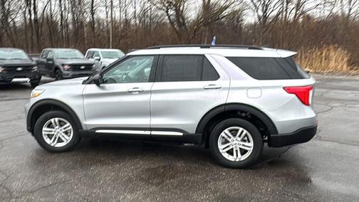 ICONIC SILVER METALLIC 2023 Ford Explorer XLT