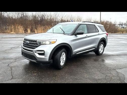 ICONIC SILVER METALLIC 2023 Ford Explorer XLT