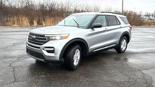 ICONIC SILVER METALLIC 2023 Ford Explorer XLT