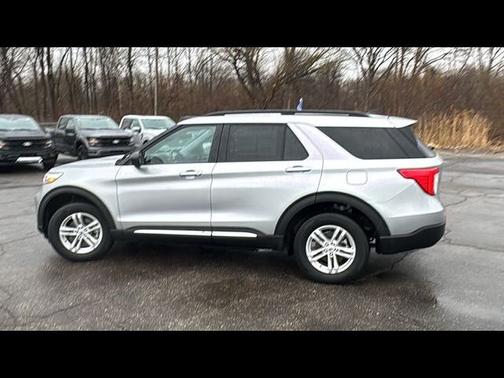 ICONIC SILVER METALLIC 2023 Ford Explorer XLT