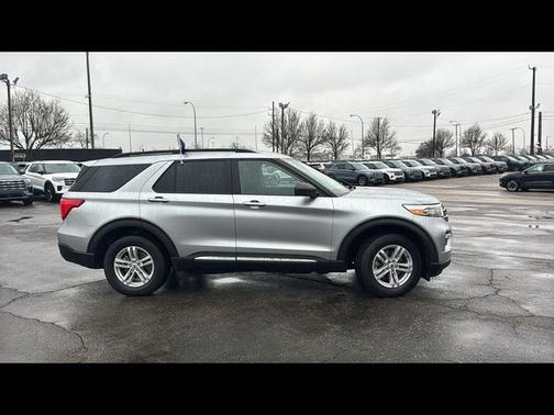 ICONIC SILVER METALLIC 2023 Ford Explorer XLT