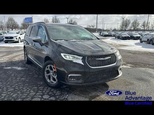 Brilliant Black Crystal Pearlcoat 2022 Chrysler Pacifica LIMITED