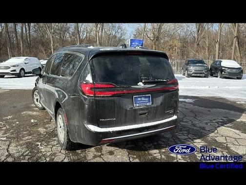 Brilliant Black Crystal Pearlcoat 2022 Chrysler Pacifica LIMITED