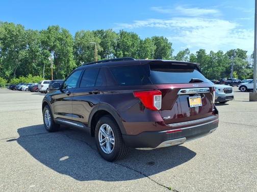 BURGUNDY VELVET MET TINT CC 2022 Ford Explorer XLT
