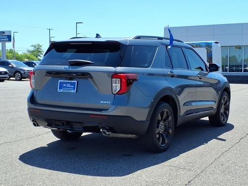 CARBONIZED GRAY METALLIC 2024 Ford Explorer ST-LINE