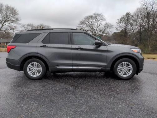 Photo 2 of 3 of 2020 Ford Explorer XLT