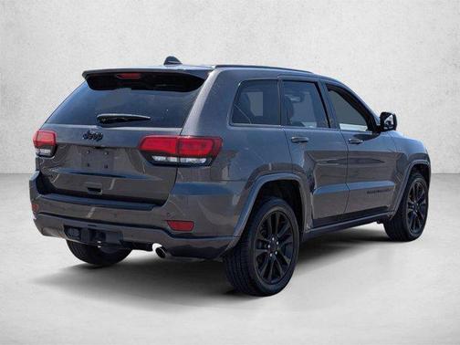 Granite Crystal Metallic Clearcoat 2017 Jeep Grand Cherokee Altitude