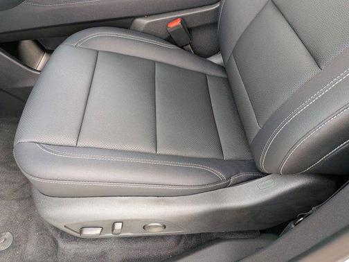 Summit White 2026 Chevrolet Traverse LT