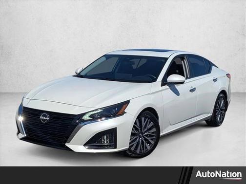 Pearl White Tricoat 2023 Nissan Altima 2.5 SV
