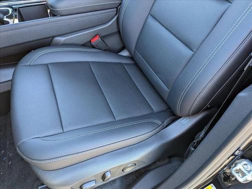 Mosaic Black Metallic 2026 Chevrolet Traverse LT