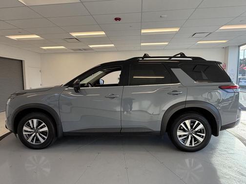 2023 Nissan Pathfinder SL 4WD