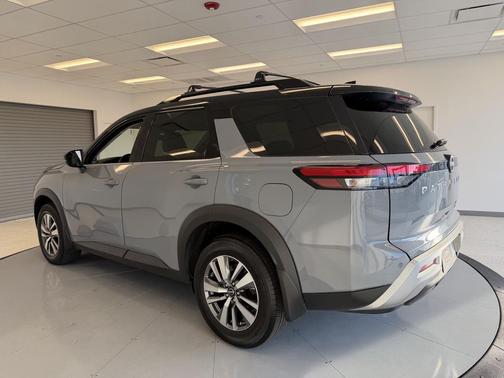 2023 Nissan Pathfinder SL 4WD