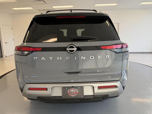 2023 Nissan Pathfinder SL 4WD