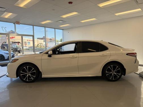 Super White 2019 Toyota Camry SE