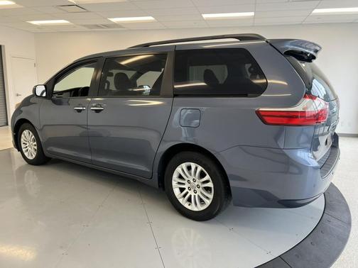2017 Toyota Sienna XLE Premium